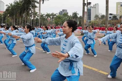 Gần 3.000 người cao tuổi Hà Nội xác lập kỷ lục múa quạt dưỡng sinh
