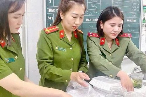 Ấm lòng người bệnh từ những bữa cơm sẻ chia