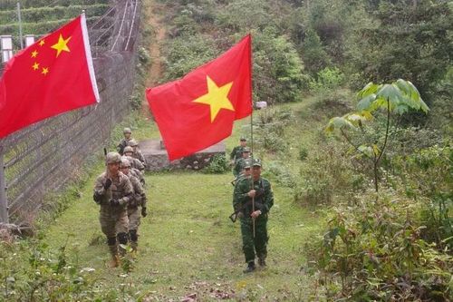 Đồn Biên phòng Bạch Đích tổ chức tuần tra song phương với lực lượng quản lý biên giới đối diện