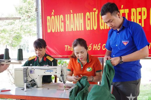 Quân khu 7: Nhiều hoạt động ý nghĩa sát cánh cùng chiến sĩ mới