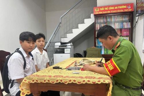 Tuyên dương 2 học sinh làm việc tốt!
