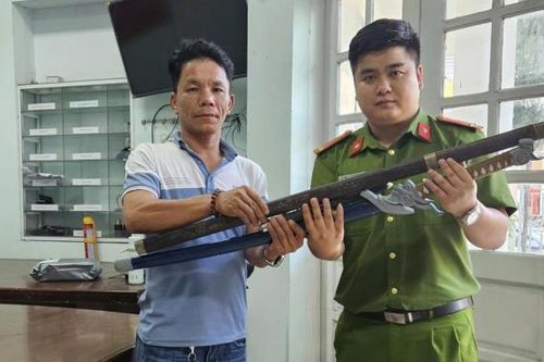 Người dân tự giác giao nộp vũ khí