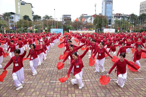 Gần 3.000 người cao tuổi Hà Nội tham gia đồng diễn múa quạt dưỡng sinh