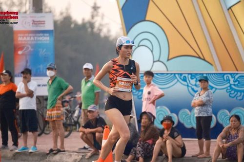 Cuộc đua 'vương miện' hấp dẫn trên đường chạy marathon nữ tại Khánh Hòa