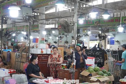 Tiểu thương chợ đầu mối 'đứng ngồi không yên' vì cước phí phi mã