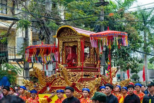 Hàng vạn người đổ về đền Cửa Ông