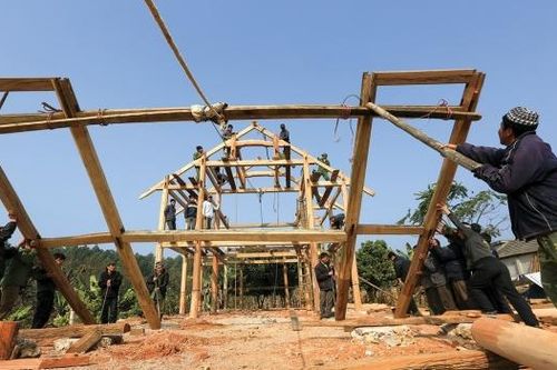 Người Thái dựng nhà sàn