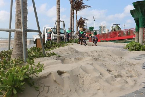 Cát biển 'tấn công' công viên nghìn tỷ ở Vũng Tàu, sáng dọn chiều lại bị vùi lấp