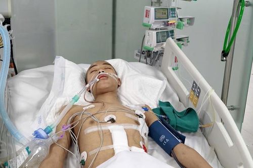 Chàng trai 16 tuổi nguy kịch sau tai nạn, mẹ vay nóng 200 triệu đồng cứu con