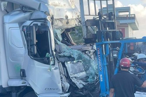 Va chạm ô tô tải và xe container trên quốc lộ, ba người thương vong