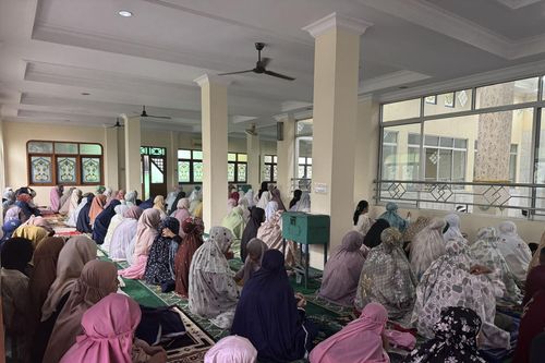 Lễ cầu nguyện đầu tiên của mùa Lebaran tại Indonesia: Lòng nhân ái và sự tha thứ