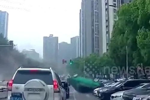 Nữ tài xế lái Tesla gây tai nạn khó tin, đè nát 5 ô tô