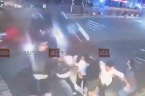 Tài xế say rượu lái xe lao qua dải phân cách, nhóm người thoát chết trong gang tấc