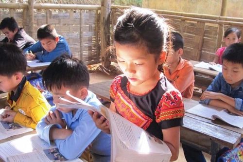 Trường học vùng khó: 1 giáo viên tiếng Anh 'cõng' hơn chục lớp