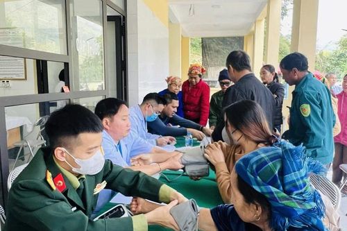 Kết hợp quân - dân y trong chăm sóc sức khỏe Nhân dân