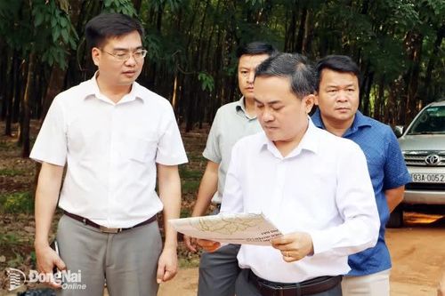 Kiểm tra trường học tại xã biên giới Lộc Tấn
