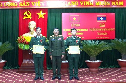 Bộ Quốc phòng Lào tặng Huân chương Anh dũng cho 5 cá nhân thuộc Binh đoàn 15
