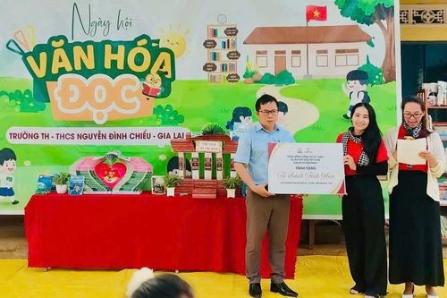 Trao tặng tủ sách cho học sinh điểm trường làng O Grang