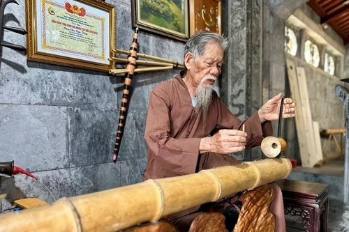 'Báu vật sống' giữ đền và kể chuyện bằng âm nhạc