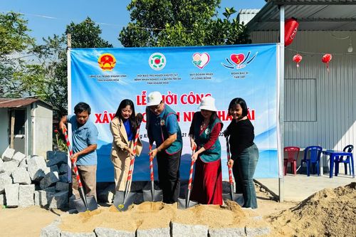 Xây dựng nhà nhân ái cho hộ nghèo xã Trung Khánh Vĩnh