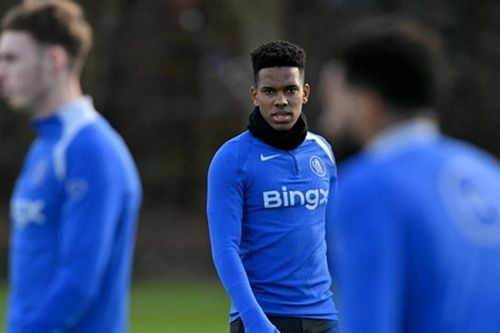 Hàng thủ Chelsea khủng hoảng: Estevao Willian làm khổ các đàn anh trên sân tập