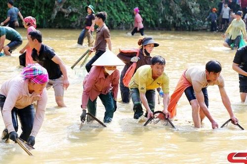 Sôi nổi các hoạt động thể thao tại Lễ hội hoa ban xã Tô Múa