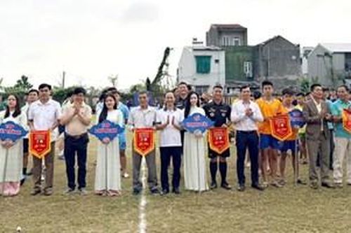 Gần 400 vận động viên tranh tài tại giải bóng đá phường Hóa Châu
