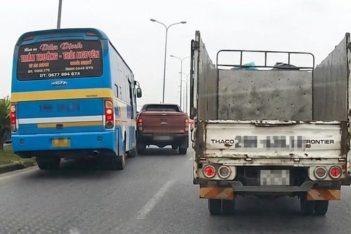 Tài xế xe bán tải tạt đầu 'trả đũa' ô tô khách, gây tai nạn