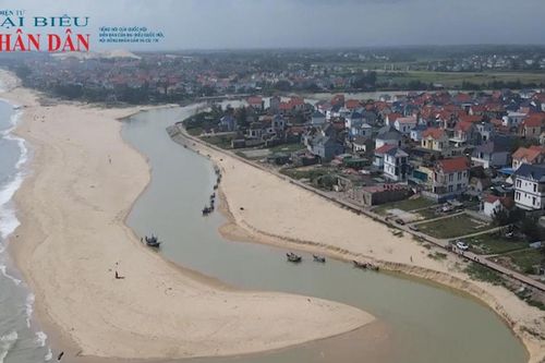 Quảng Trị: 350 tàu thuyền không thể ra khơi vì cát bồi lấp cửa biển