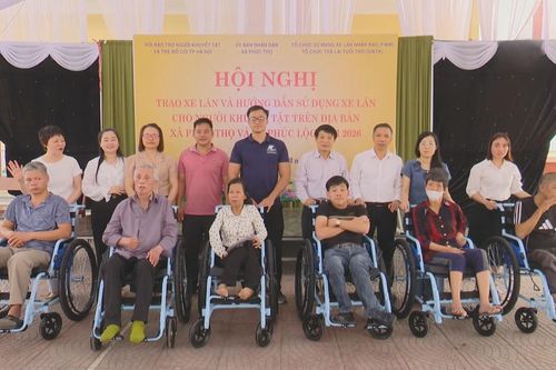 Trao tặng 50 xe lăn cho người khuyết tật