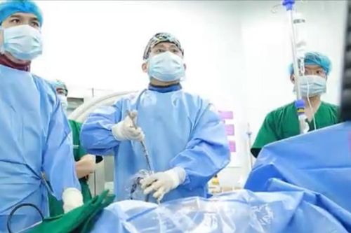 Người bệnh tự đi sau 3 giờ mổ thoát vị đĩa đệm