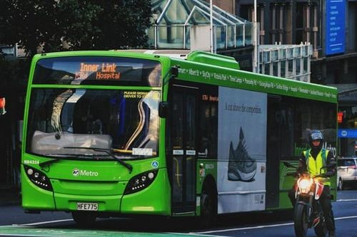 Thiếu niên 15 tuổi trộm xe buýt để... đưa bạn gái đi học khiến nhiều người không khỏi bất ngờ