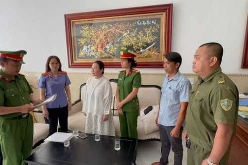 Clip: Cận cảnh công an khám xét nhà doanh nhân Nguyễn Ngọc Tiền, 38 giây hé lộ điều đáng chú ý