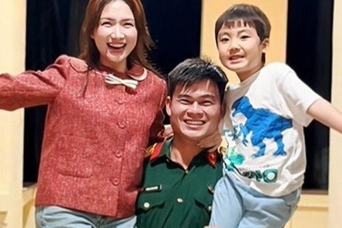 Chính thức 'đánh dấu chủ quyền': Hòa Minzy đưa bé Bo lên doanh trại thăm bạn trai Đại úy