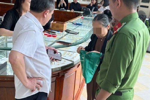 'Giải cứu' kịp thời cụ bà 70 tuổi mang bán 19 chỉ vàng để 'chứng minh tài sản sạch' với công an online
