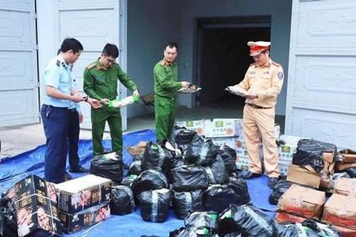 Thu giữ trên 2,3 tấn xúc xích, chả mực, lạp xưởng, thanh cua… trôi nổi, bao bì in chữ Trung Quốc