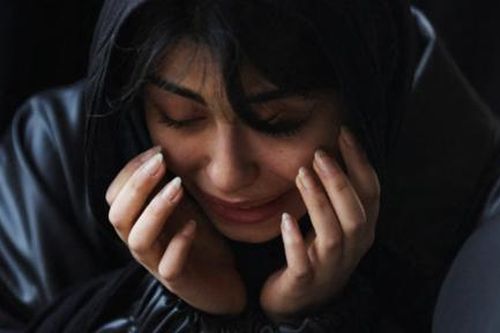 Chùm ảnh người dân Iran khóc thương tiễn đưa người thân chết trong cuộc chiến