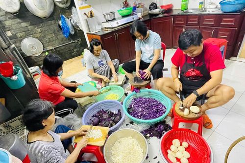 Giá cả leo thang, những bếp ăn 0 đồng vẫn bền bỉ tiếp sức người khó khăn