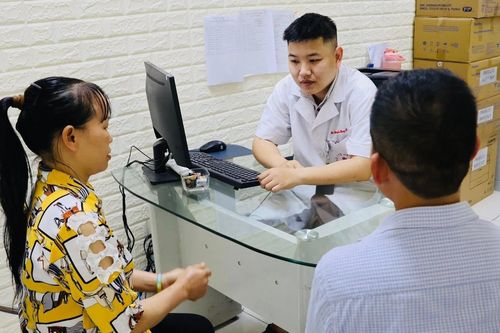 Bác sĩ ép tim cứu người giữa phố: Gia đình nạn nhân nghẹn ngào nói lời cảm ơn