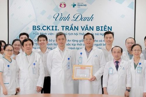 Cuộc gọi video từ gia đình người đột quỵ khiến bác sĩ thở phào sau ca cấp cứu