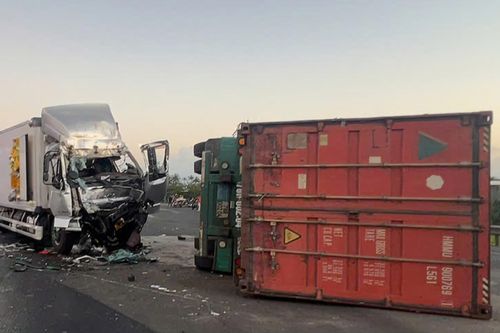 Xe tải và container va chạm trên quốc lộ: 1 người tử vong, giao thông ùn tắc