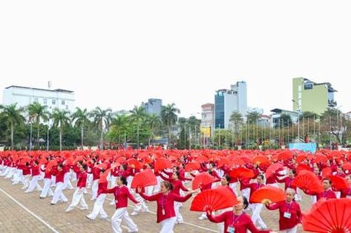 Gần 3.000 người cao tuổi Hà Nội đồng diễn, xác lập kỷ lục múa quạt dưỡng sinh