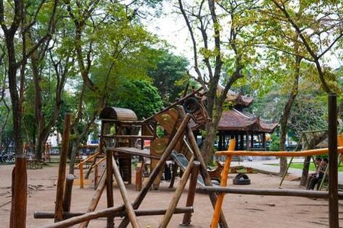 Đến Văn Miếu dạo bước trong sân chơi Thánh Gióng