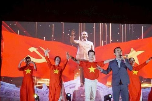 Rực rỡ đêm văn nghệ 'Rạng rỡ non sông - Việt Hưng vững bước'