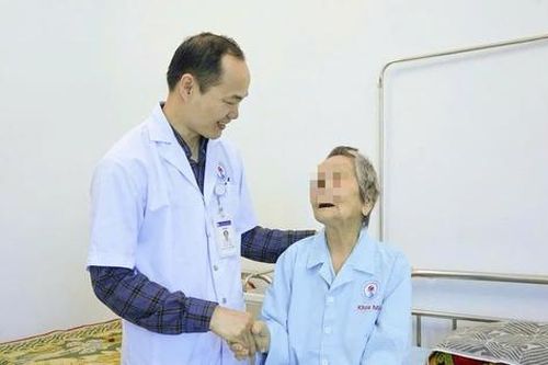 Ca phẫu thuật đặc biệt trả lại ánh sáng cho cụ bà 104 tuổi