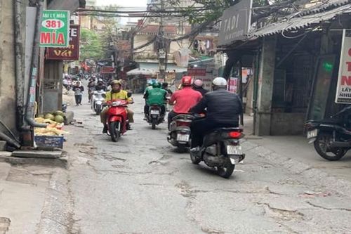 'Ổ voi, ổ gà' bẫy người đi đường trên nhiều tuyến phố Hà Nội