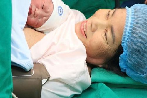 Sản phụ 60 tuổi sinh con khỏe mạnh giữa hành trình đầy thử thách