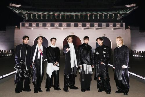 Concert của BTS tại Gwanghwamun: Một giờ đồng hồ 'rực lửa', RM nói lắp vì hồi hộp
