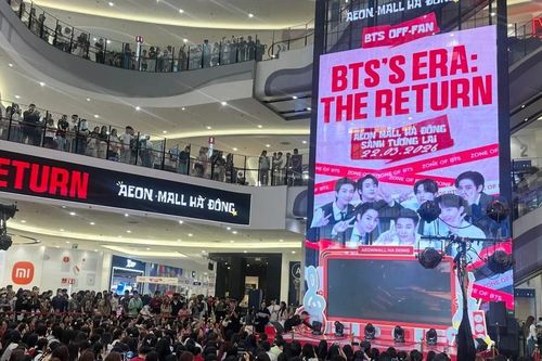 Fan BTS 'bao vây' 3 tầng trung tâm thương mại, mang ngay concert đến Hà Nội thôi!