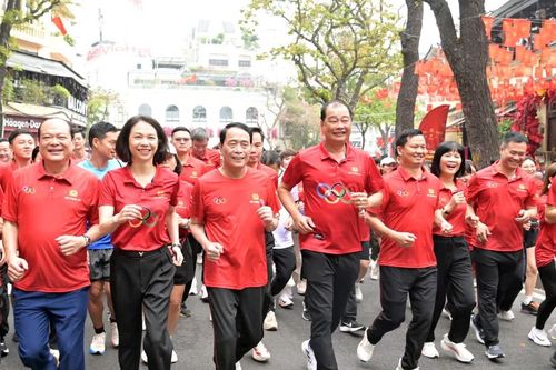 Rực rỡ sắc đỏ bên Hồ Gươm, lan tỏa tinh thần 'Khỏe để bảo vệ an ninh Tổ quốc'